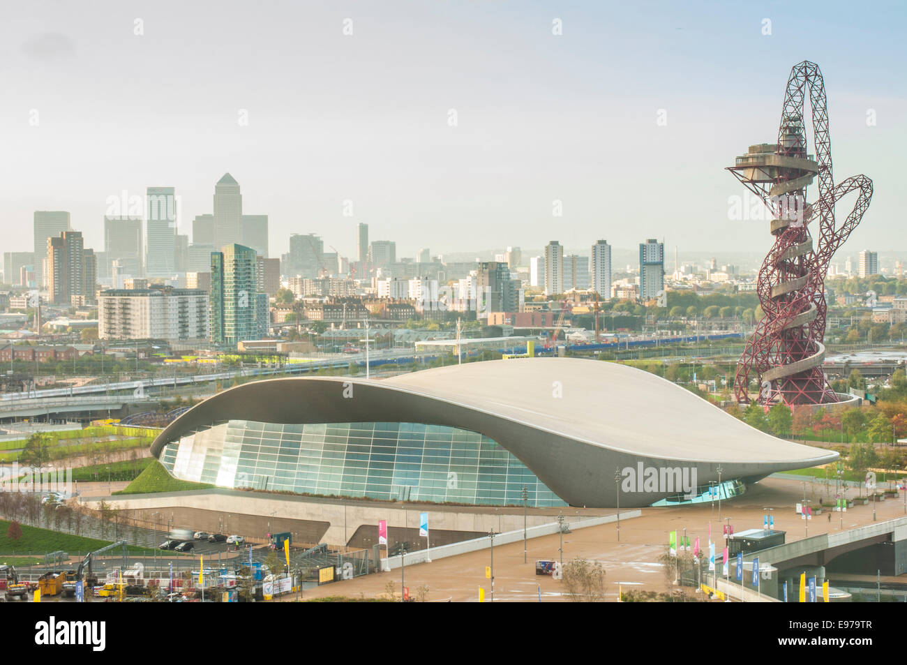 Vue matinale du London Aquatics Centre par Zaha Hadid, Queen Elizabeth Olympic Park, Stratford, East London, Angleterre : Phillip Roberts Banque D'Images