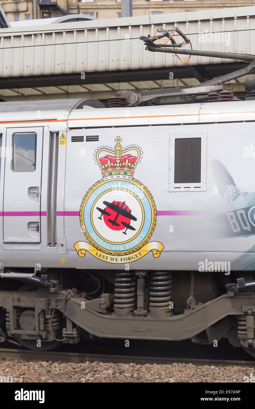 Classe 91 East Coast electric locomotive 91110 'Battle of Britain Memorial Flight' debout à la gare centrale de Newcastle. Banque D'Images