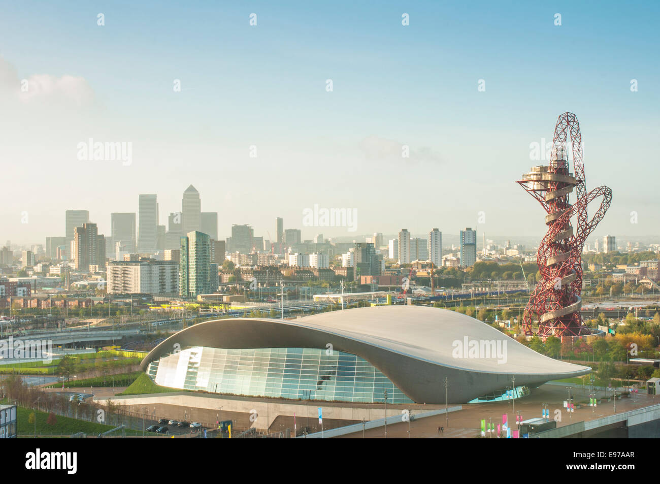 Vue matinale du London Aquatics Centre par Zaha Hadid, Queen Elizabeth Olympic Park, Stratford, East London, Angleterre : Phillip Roberts Banque D'Images