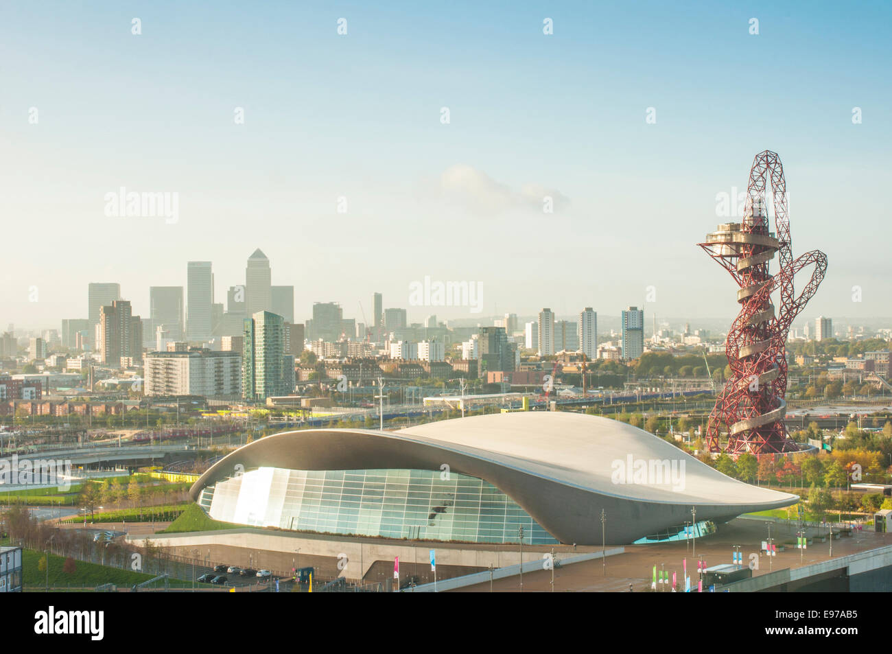 Vue matinale du London Aquatics Centre par Zaha Hadid, Queen Elizabeth Olympic Park, Stratford, East London, Angleterre : Phillip Roberts Banque D'Images