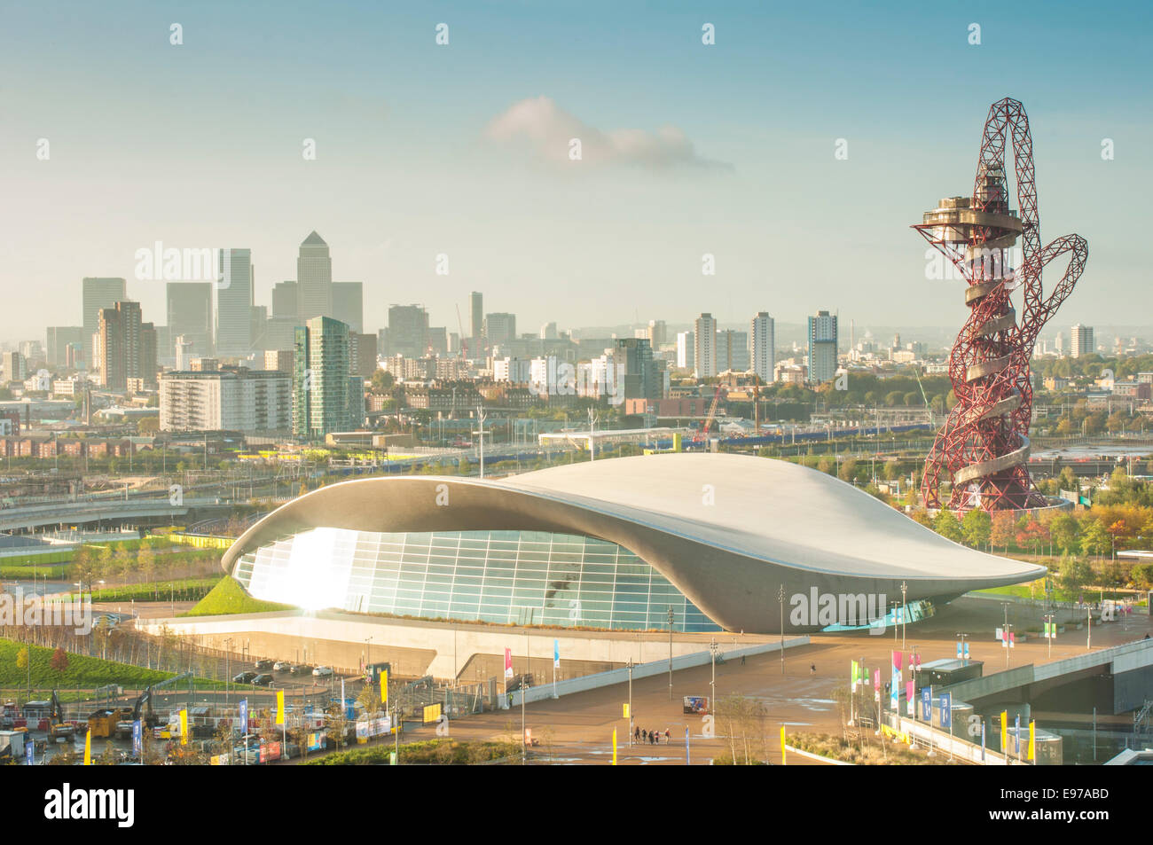 Vue matinale du London Aquatics Centre par Zaha Hadid, Queen Elizabeth Olympic Park, Stratford, East London, Angleterre : Phillip Roberts Banque D'Images