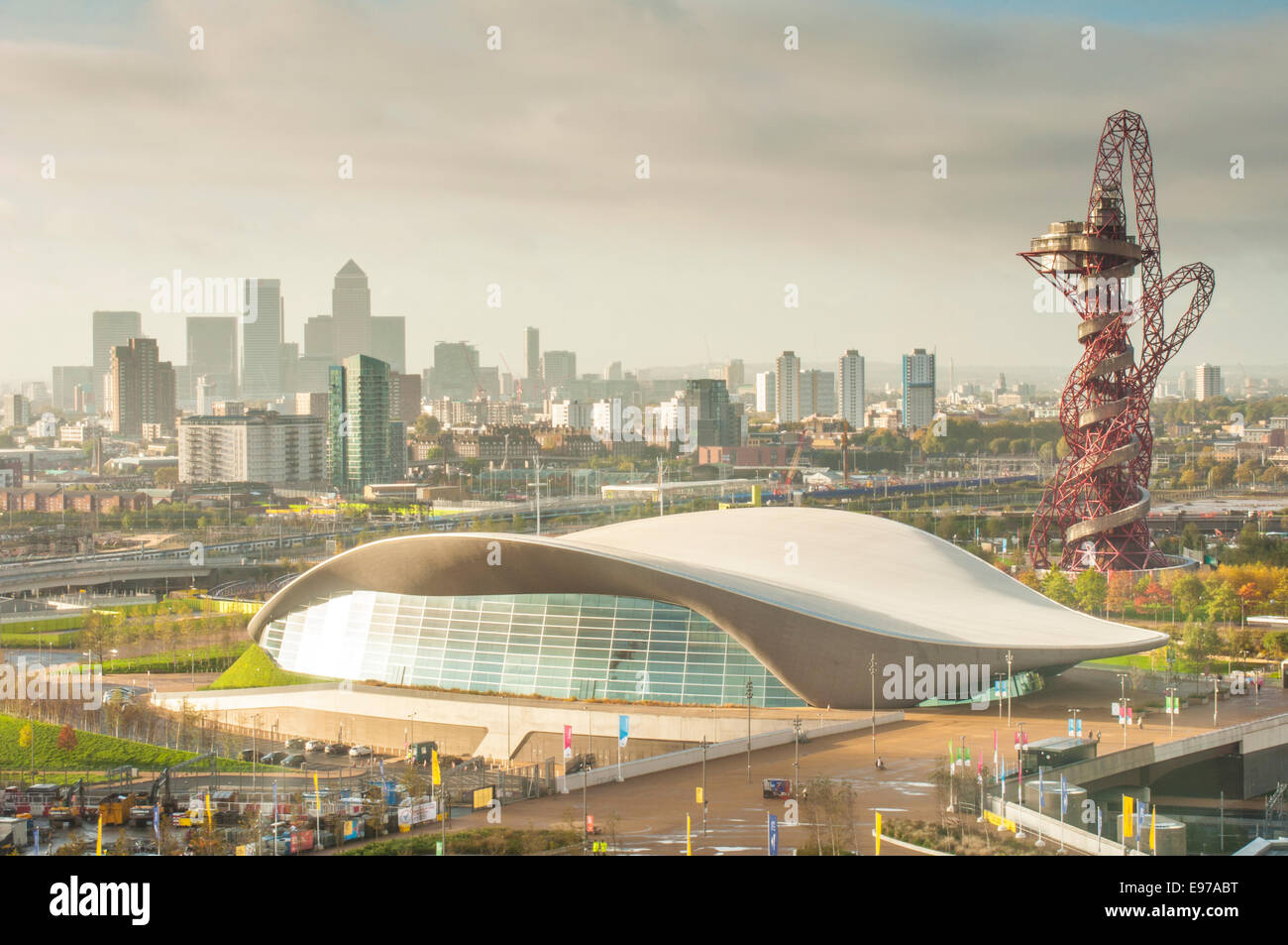 Vue matinale du London Aquatics Centre par Zaha Hadid, Queen Elizabeth Olympic Park, Stratford, East London, Angleterre : Phillip Roberts Banque D'Images