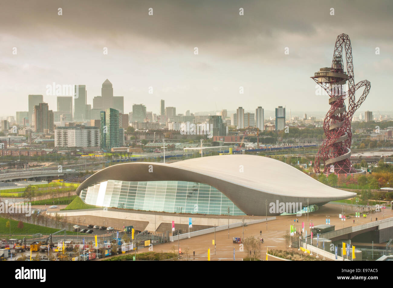 Vue matinale du London Aquatics Centre par Zaha Hadid, Queen Elizabeth Olympic Park, Stratford, East London, Angleterre : Phillip Roberts Banque D'Images