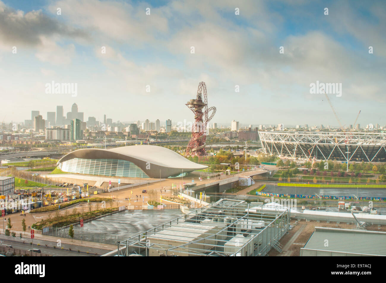 Vue matinale du London Aquatics Centre par Zaha Hadid, Queen Elizabeth Olympic Park, Stratford, East London, Angleterre : Phillip Roberts Banque D'Images