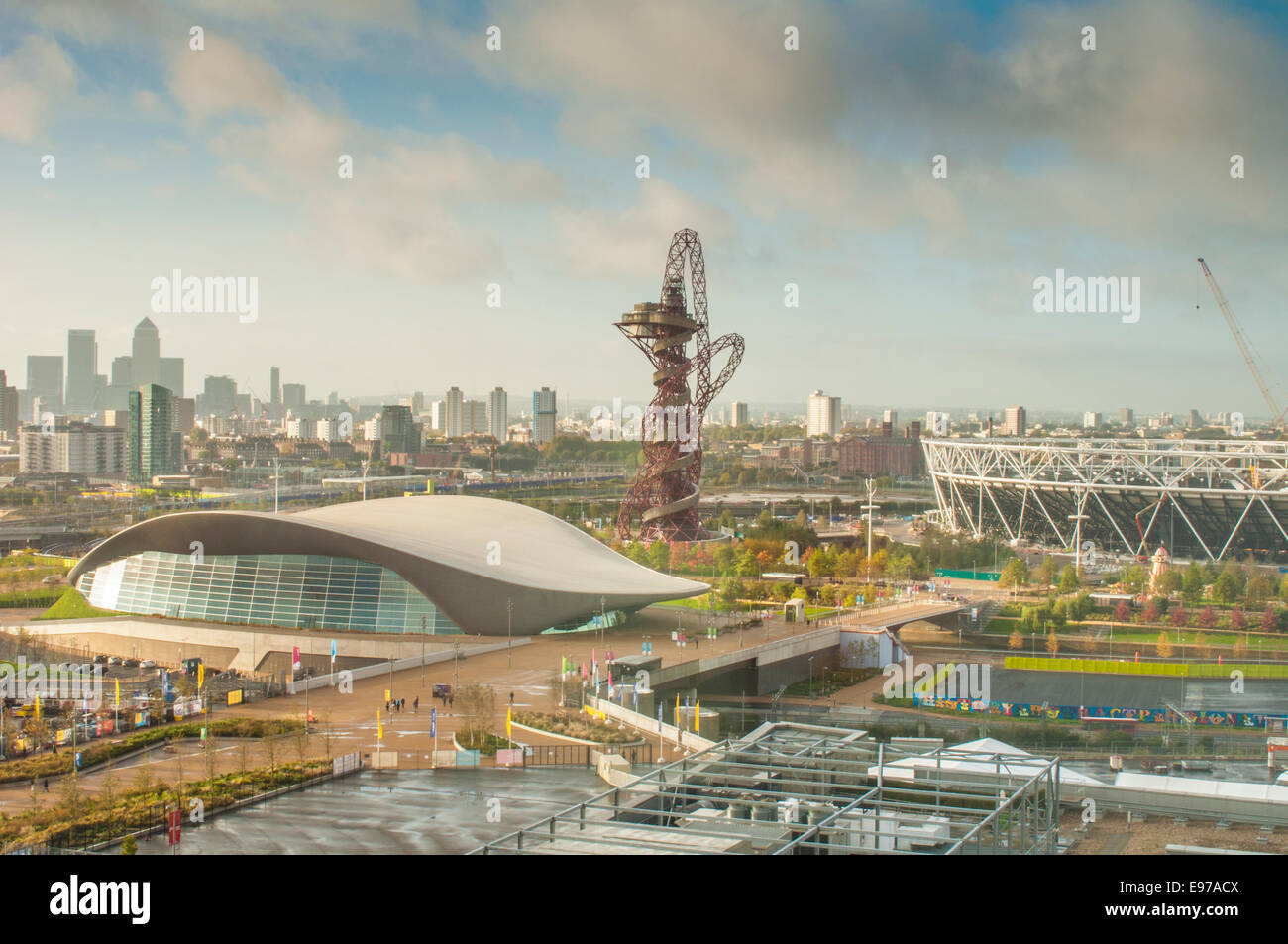 Vue matinale du London Aquatics Centre par Zaha Hadid, Queen Elizabeth Olympic Park, Stratford, East London, Angleterre : Phillip Roberts Banque D'Images
