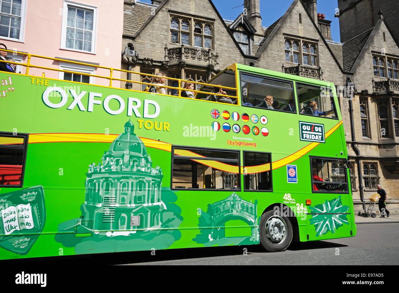 Ouvert vert surmontée Oxford tour bus le long de High Street, Oxford, Oxfordshire, Angleterre, Royaume-Uni, Europe de l'Ouest. Banque D'Images