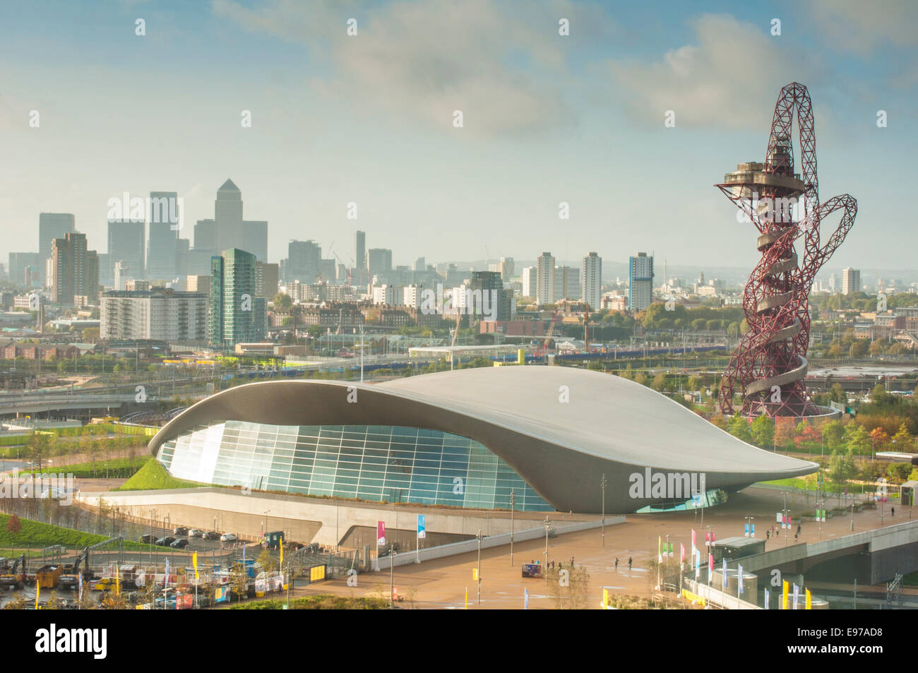 Vue matinale du London Aquatics Centre par Zaha Hadid, Queen Elizabeth Olympic Park, Stratford, East London, Angleterre : Phillip Roberts Banque D'Images