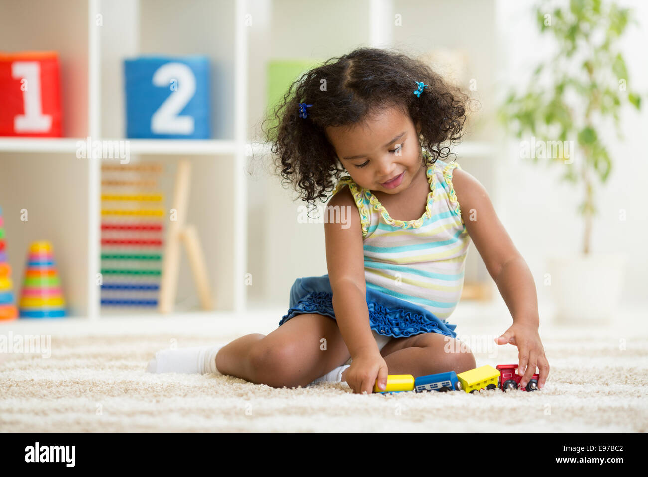 Kid girl playing jouets au local de maternelle Banque D'Images