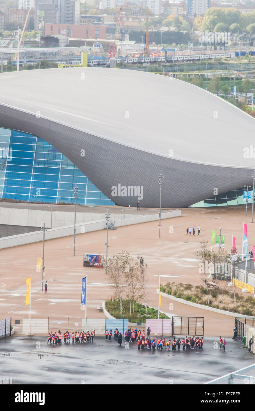 Vue matinale du London Aquatics Centre par Zaha Hadid, Queen Elizabeth Olympic Park, Stratford, East London, Angleterre : Phillip Roberts Banque D'Images