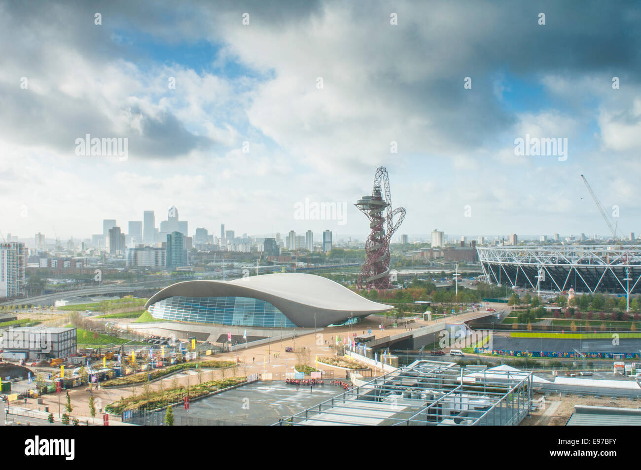 Vue matinale du London Aquatics Centre par Zaha Hadid, Queen Elizabeth Olympic Park, Stratford, East London, Angleterre : Phillip Roberts Banque D'Images