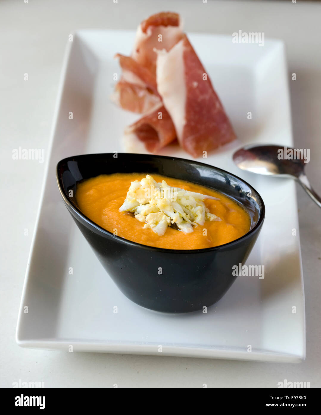 Salmorejo, tapas, soupe de tomate froide avec du jambon serrano Banque D'Images