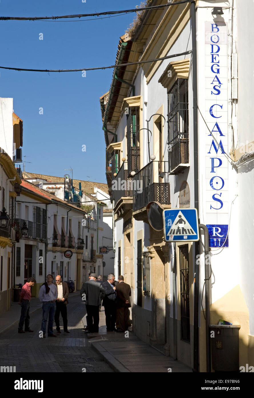 Vue sur la rue de la vieille ville de Cordoue, andalousie le restaurant Bodegas Campos Banque D'Images