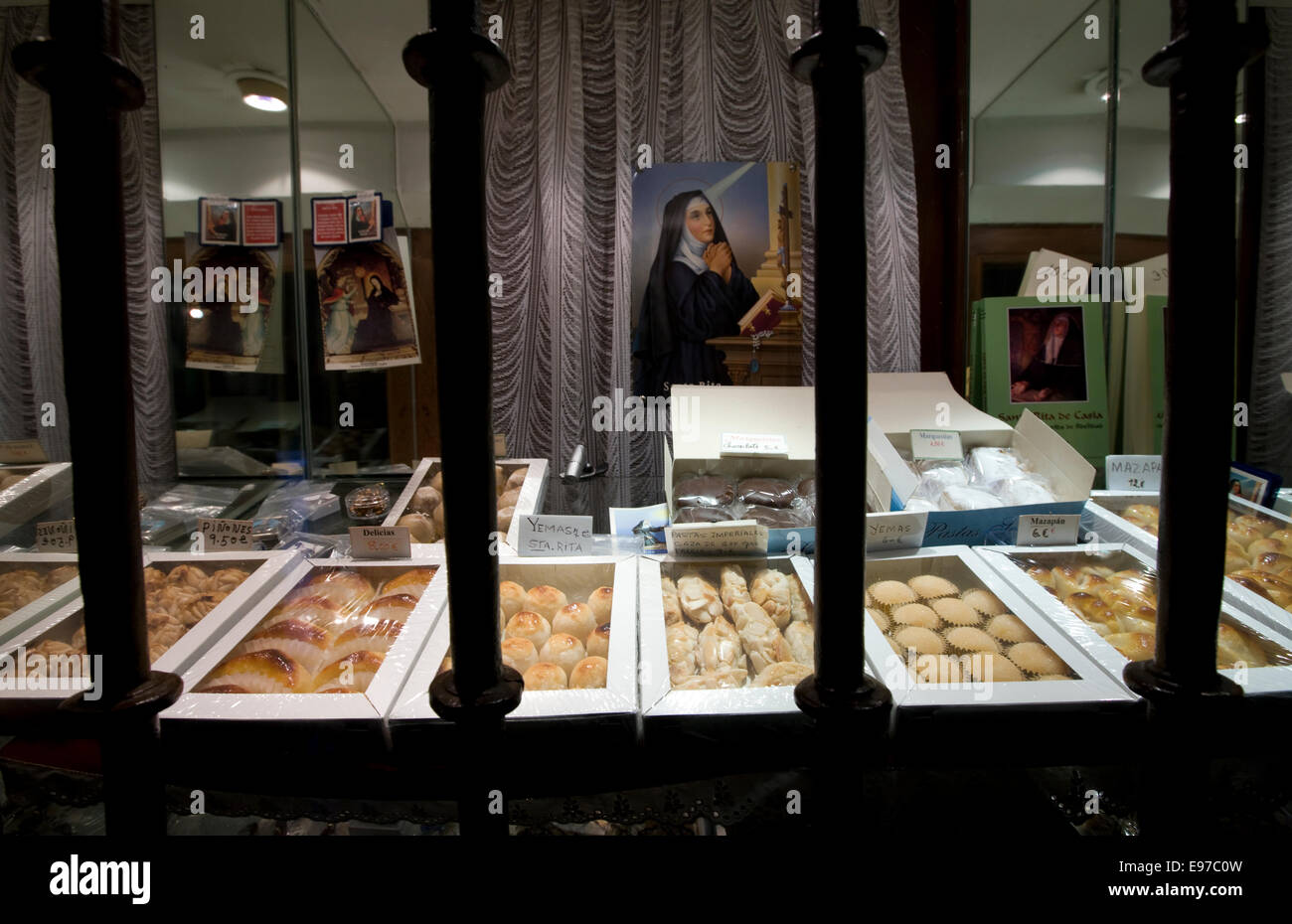 Vente de gâteaux massepain religieuses derrière les barreaux à Tolède Banque D'Images