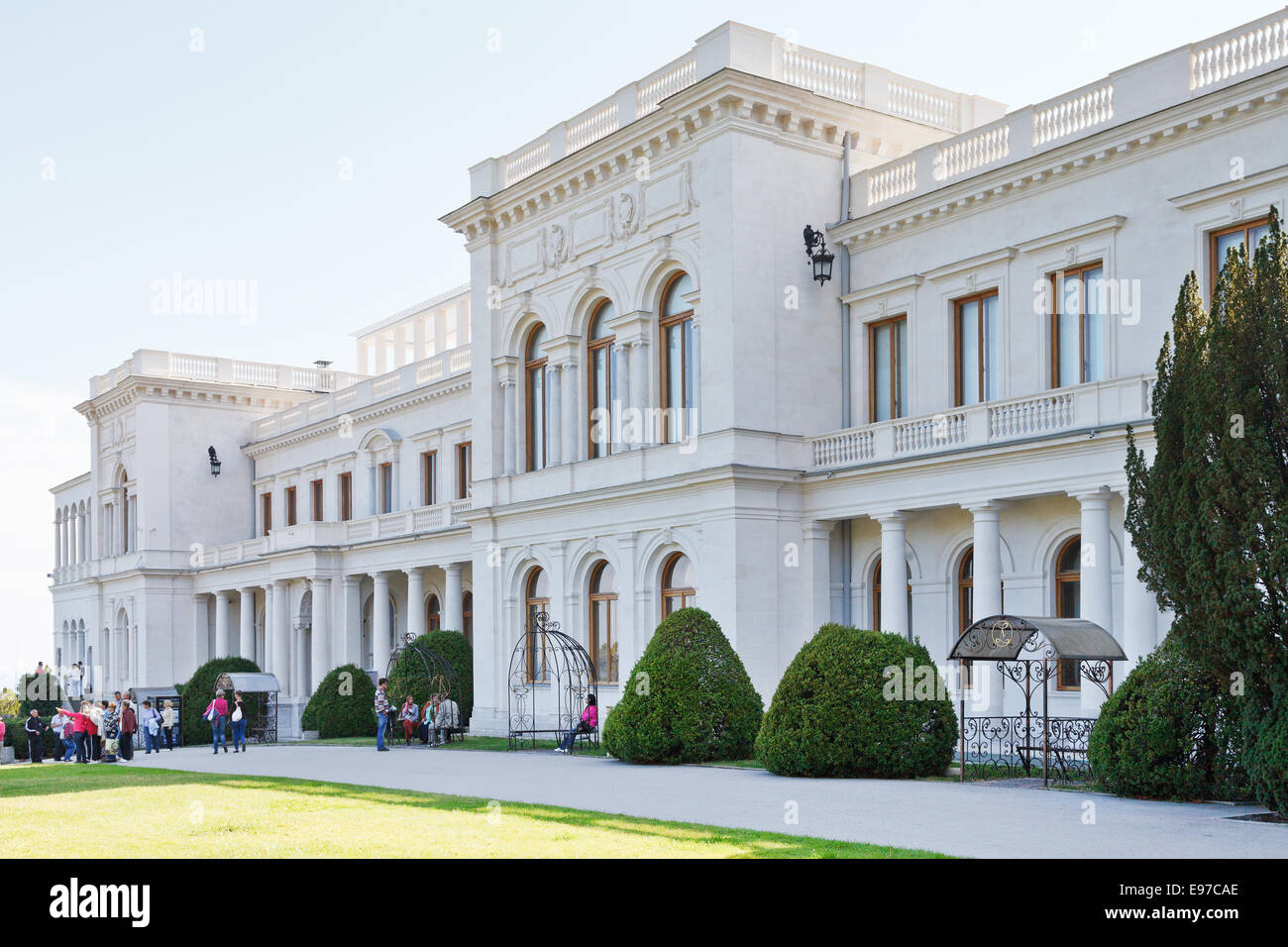 YALTA, Russie - le 28 septembre 2014 : les touristes près de Grand Palais de Livadia en Crimée. Offres et demandes de Livadia fut résidence d'été de la Rus Banque D'Images