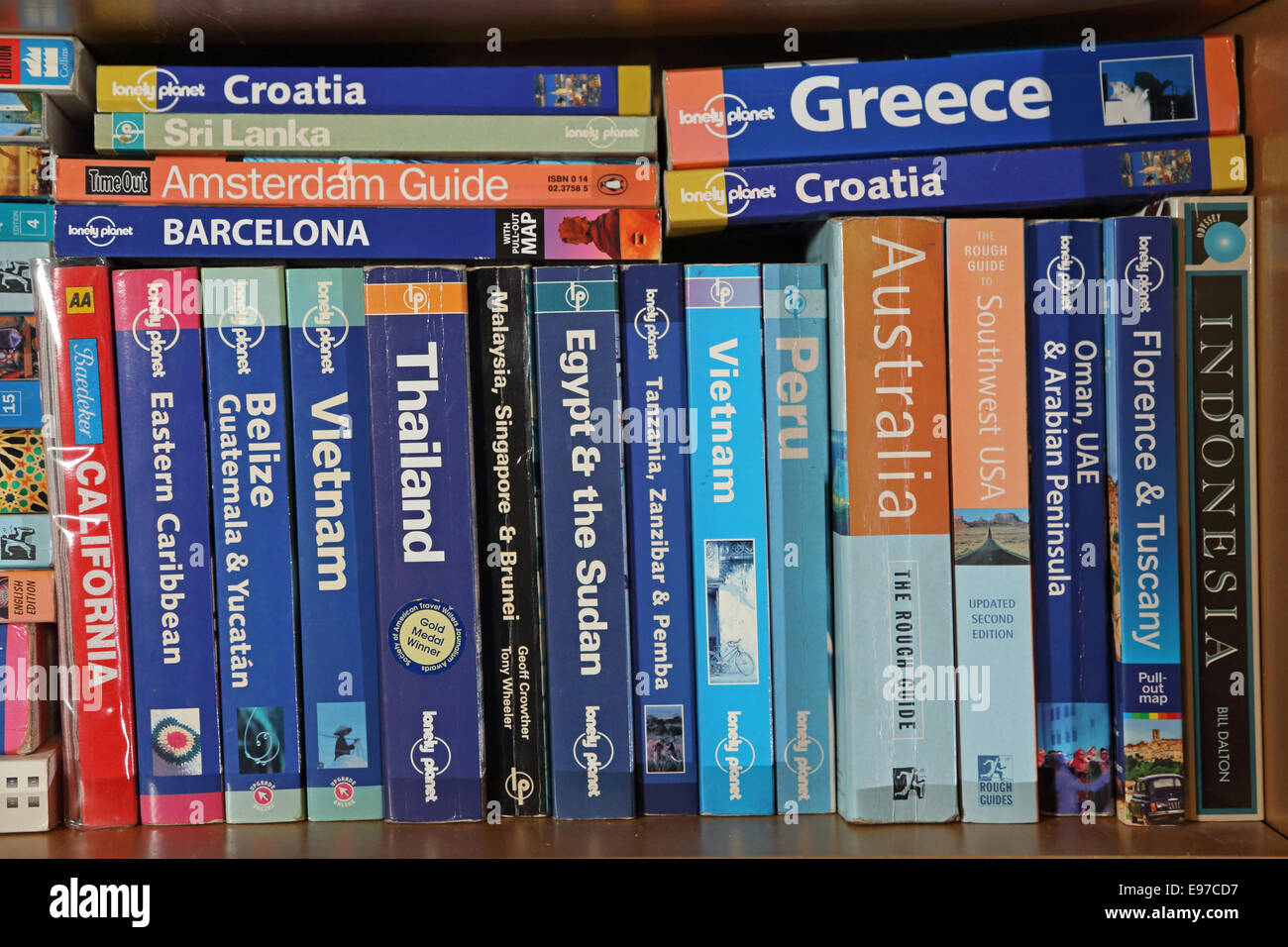 Une pile de livres sur une étagère - couvrant de nombreuses destinations populaires Banque D'Images