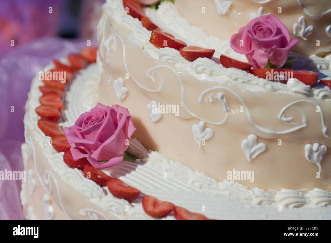 Gros plan du gâteau de mariage, décorée de rose et fraises Banque D'Images