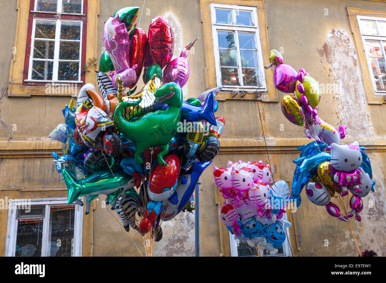 Ballons gonflables colorés à la foire du village rural Banque D'Images