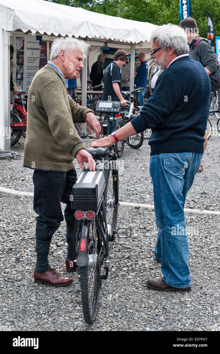 Presteigne, Powys, au Royaume-Uni. Les visiteurs intéressés à une démonstration de vélos électriques Banque D'Images