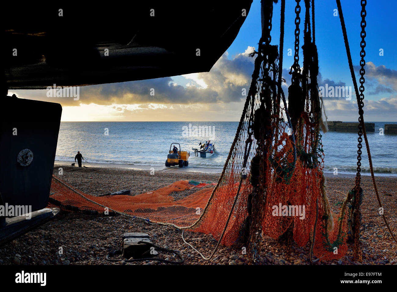 Le lancement d'un bateau de pêche de la plage au Stade, vieille ville de Hastings. East Sussex Banque D'Images