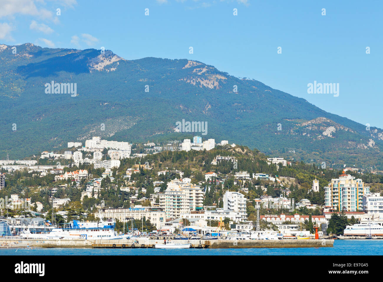 YALTA, RUSSIE - 30 septembre 2014 : des toits de la ville de Yalta en Crimée en septembre . Yalta est la ville de villégiature sur la côte nord de l'e Banque D'Images