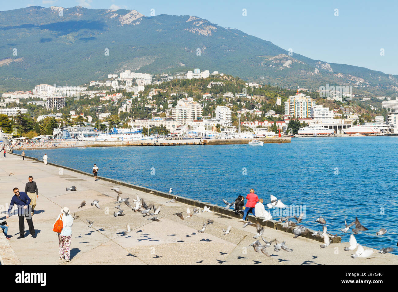 YALTA, RUSSIE - 30 septembre 2014 : sur le bord de la ville de Yalta en Crimée en septembre . Yalta est la ville de villégiature sur le ni Banque D'Images
