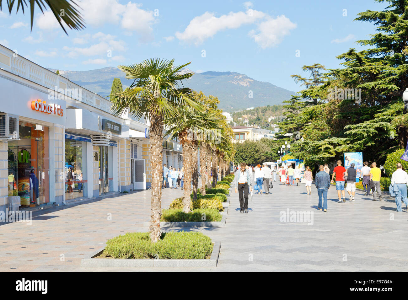 Les touristes sur Lénine (Lénine) Quay Street à Yalta, en septembre . Yalta est resort cit Banque D'Images