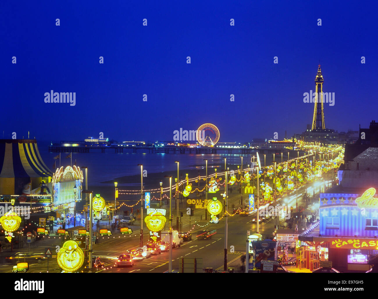 La promenade de Blackpool et le front de la nuit. Le Lancashire. UK Banque D'Images