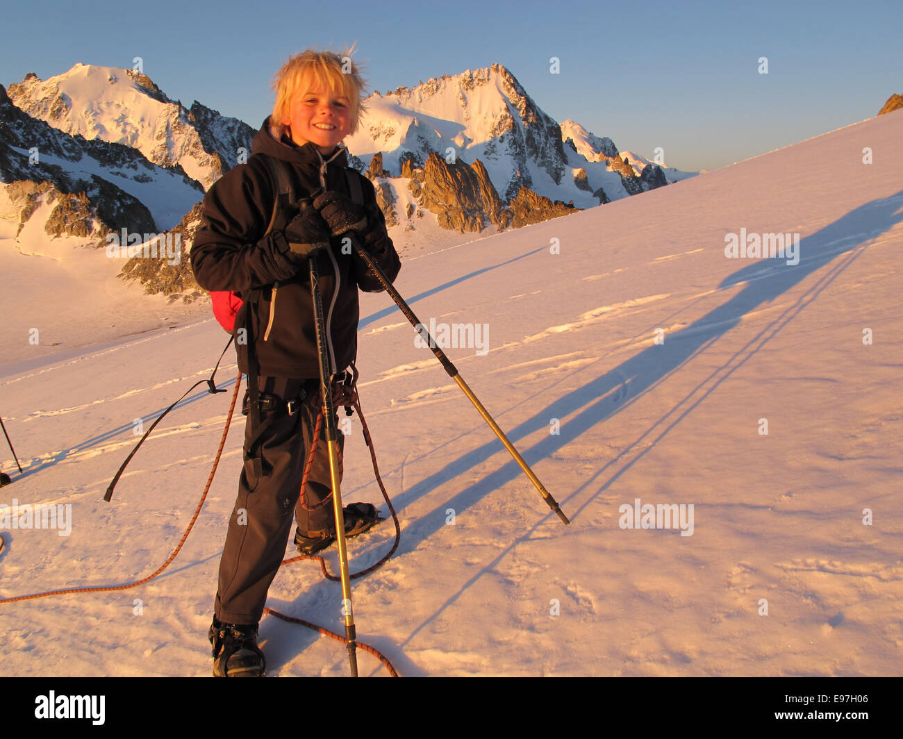 L'aube début pour un jeune garçon mountaineer sur le glacier du triente en lumière dorée avant une ascension vers le sommet de l'Aiguille du Tour Banque D'Images