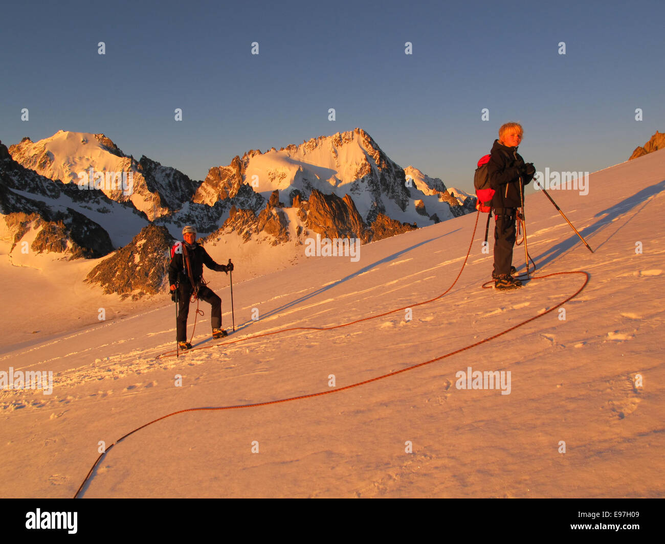Un garçon de l'alpiniste et le père sur le glacier du triente en lumière dorée avant une ascension vers le sommet de l'Aiguille du Tour Banque D'Images