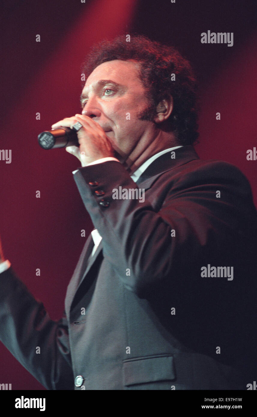 Tom Jones, chanteur gallois, en concert à Glasgow, en Écosse, en 1996. Banque D'Images