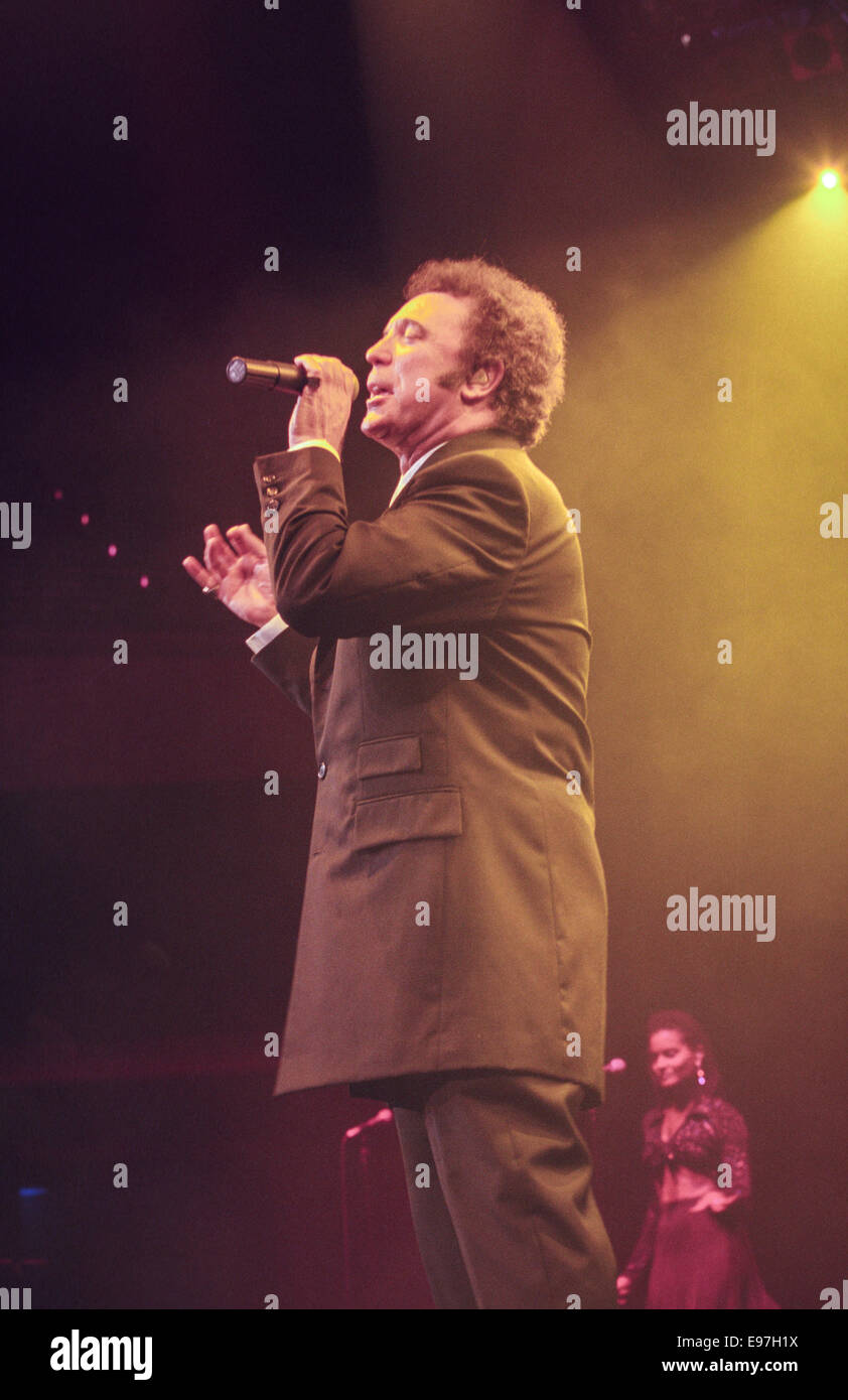 Tom Jones, chanteur gallois, en concert à Glasgow, en Écosse, en 1996. Banque D'Images