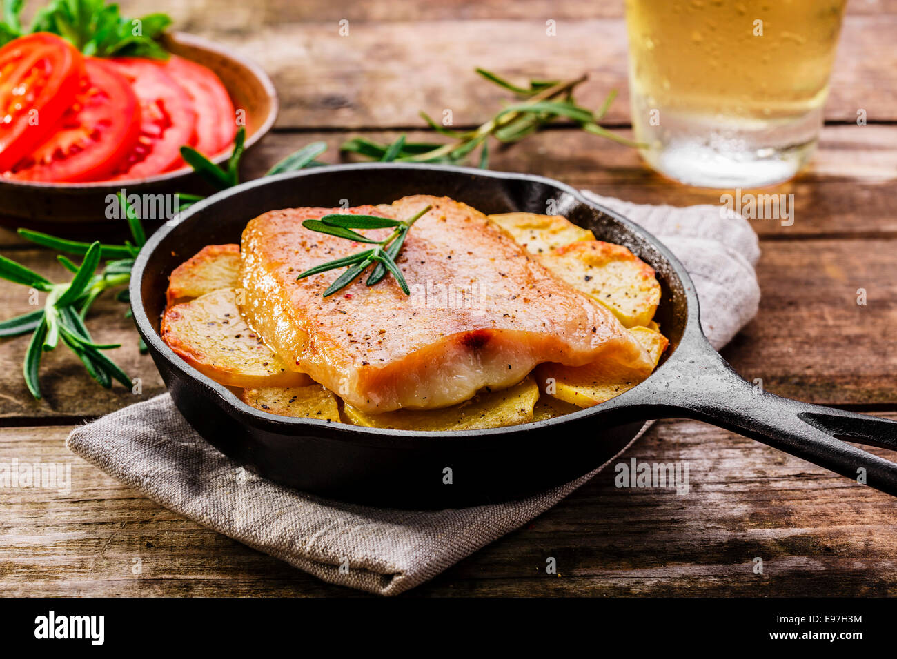 Filet De Poisson Au Four Avec Pommes De Terre www.alamyimages.fr