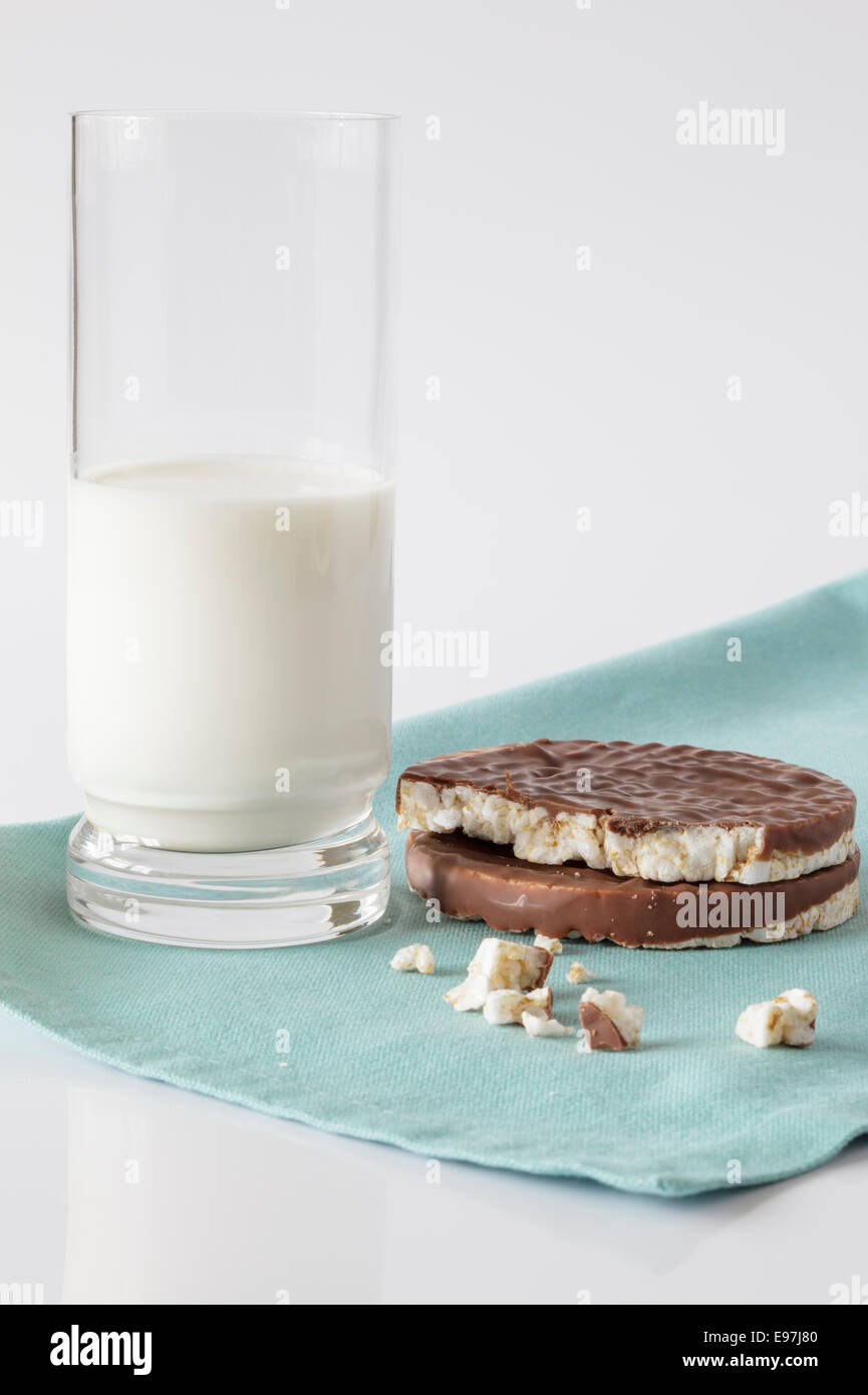 Gateaux De Riz Recouvert De Chocolat Et Un Verre De Lait Photo Stock Alamy