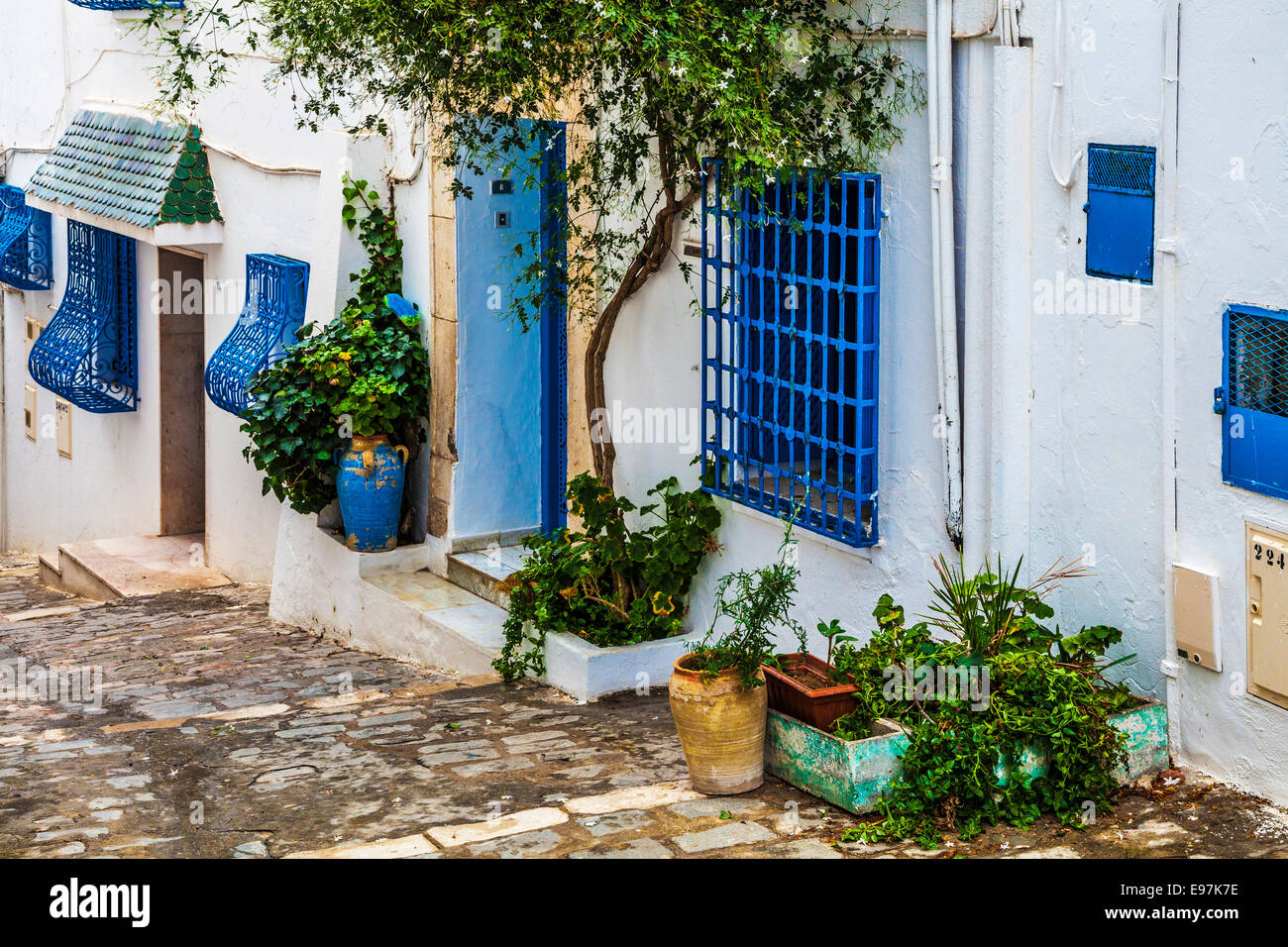 Rue pavées étroites à Sidi Bou Said, Tunisie. Banque D'Images