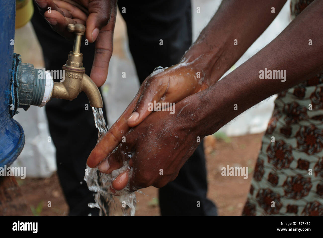 Lavage à la main à un robinet dans le cadre de la mesure de prévention du virus Ebola à Lagos au Nigéria. Banque D'Images