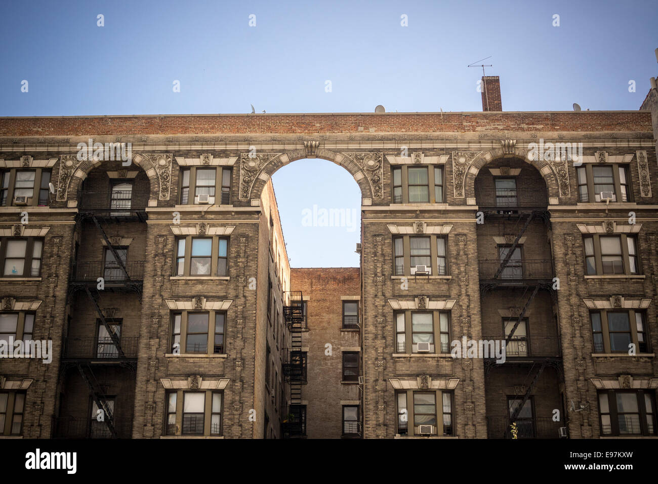 Apartment building with decorative non fonctionnelle, arch sur sa façade dans le quartier de New York de Washington Heights Banque D'Images