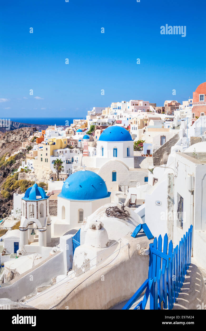 Maisons Blanches et dômes bleus dans le village de Oia, Santorin, Santorini, Cyclades, îles grecques, Grèce, Union européenne, Europe Banque D'Images