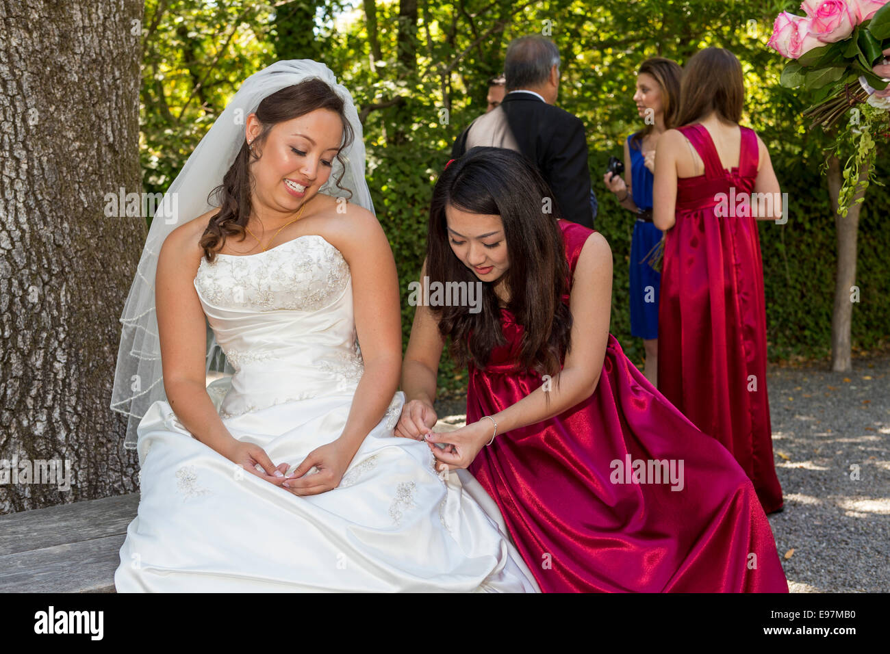 Mariée et le mariage de demoiselle d'honneur à l'Art et le Jardin Marin Centre dans la ville de Ross dans le comté de Marin en Californie Banque D'Images