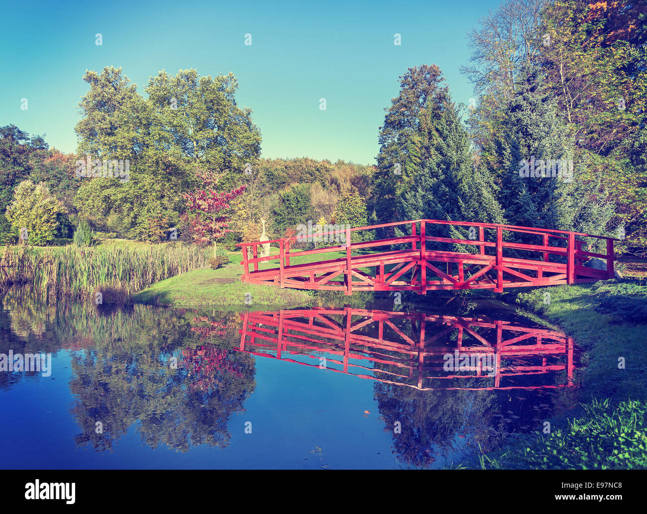 Retro Vintage photo filtrée de pont rouge dans le jardin. Banque D'Images