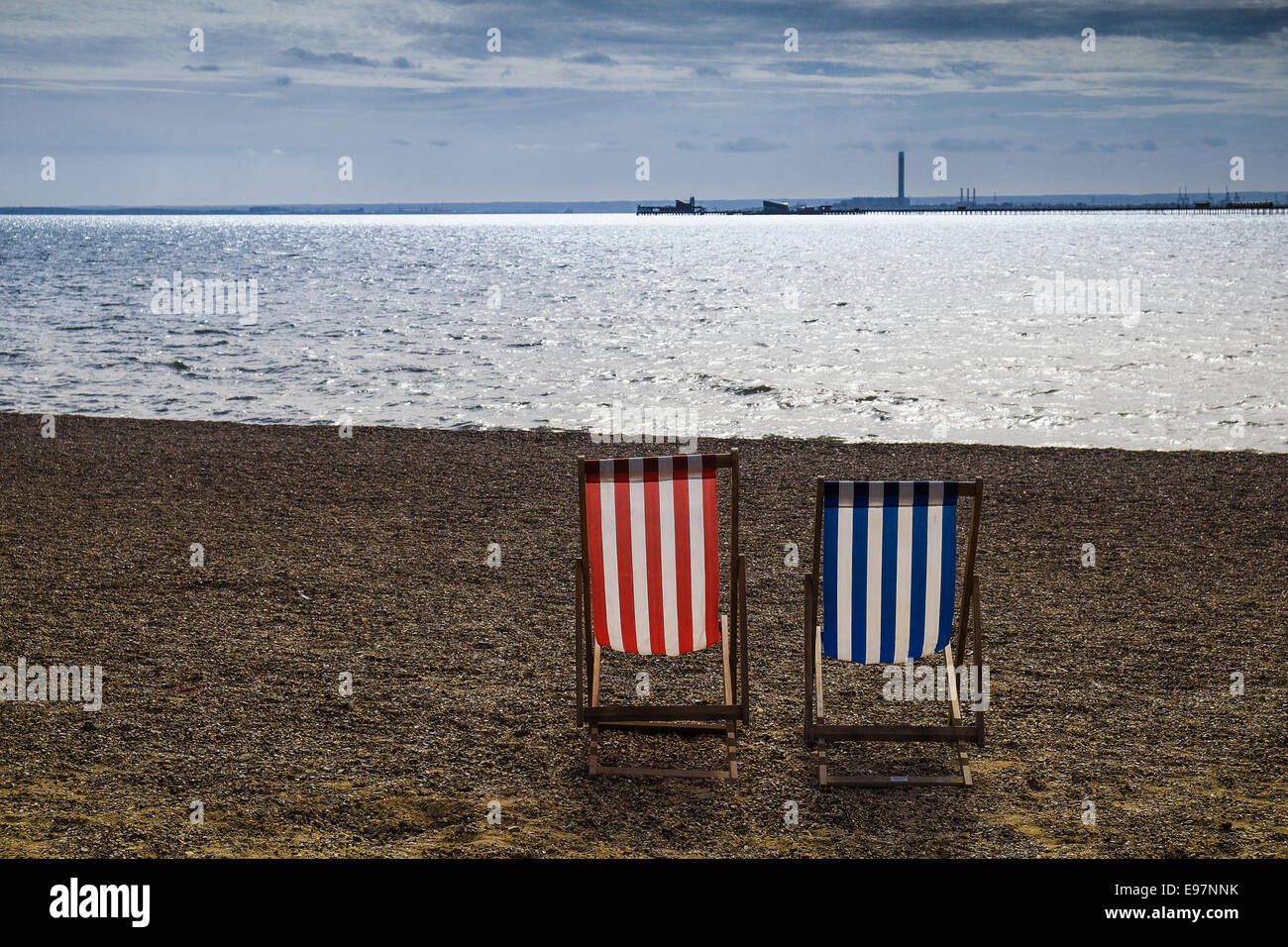 Deux chaises longues sur la plage de Jubilee à Southend, dans l'Essex. Banque D'Images