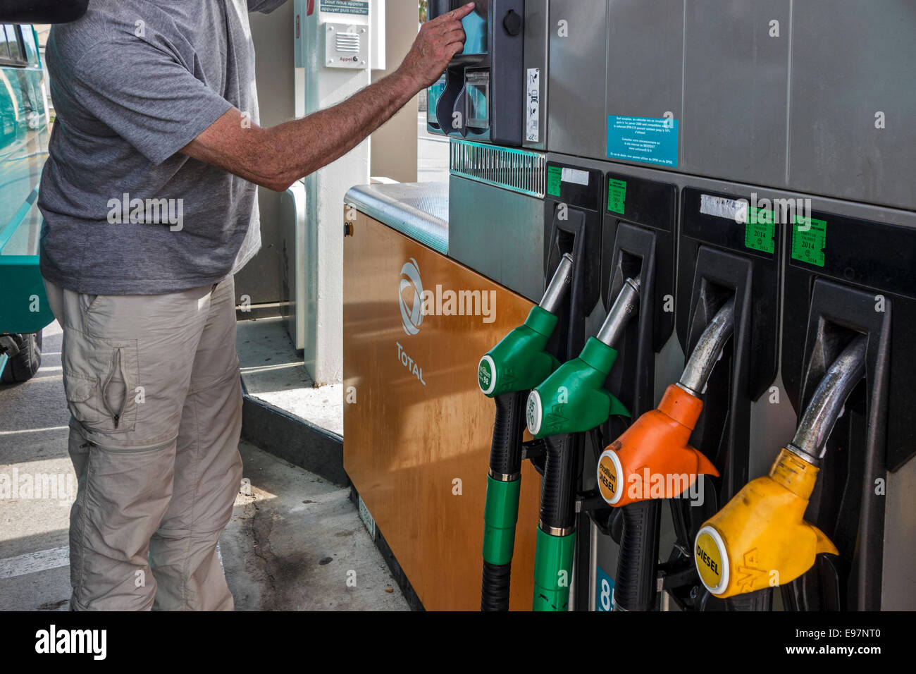 La sélection de l'homme à la pompe à carburant station-service Total pour le ravitaillement en carburant de son véhicule Banque D'Images