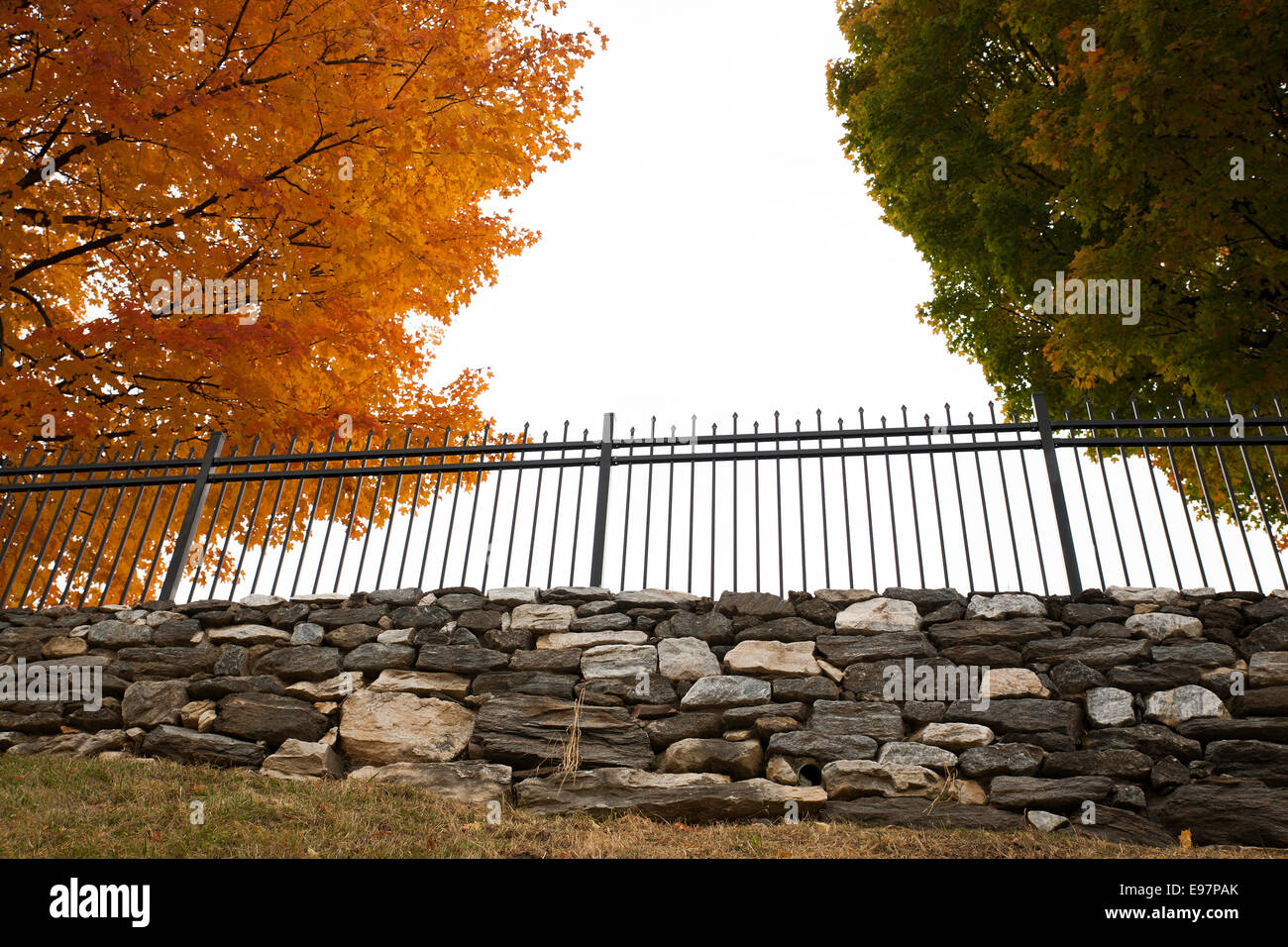 Jusqu'à la pierre et à la clôture de fer et d'un érable au pic de saison d'automne. Banque D'Images