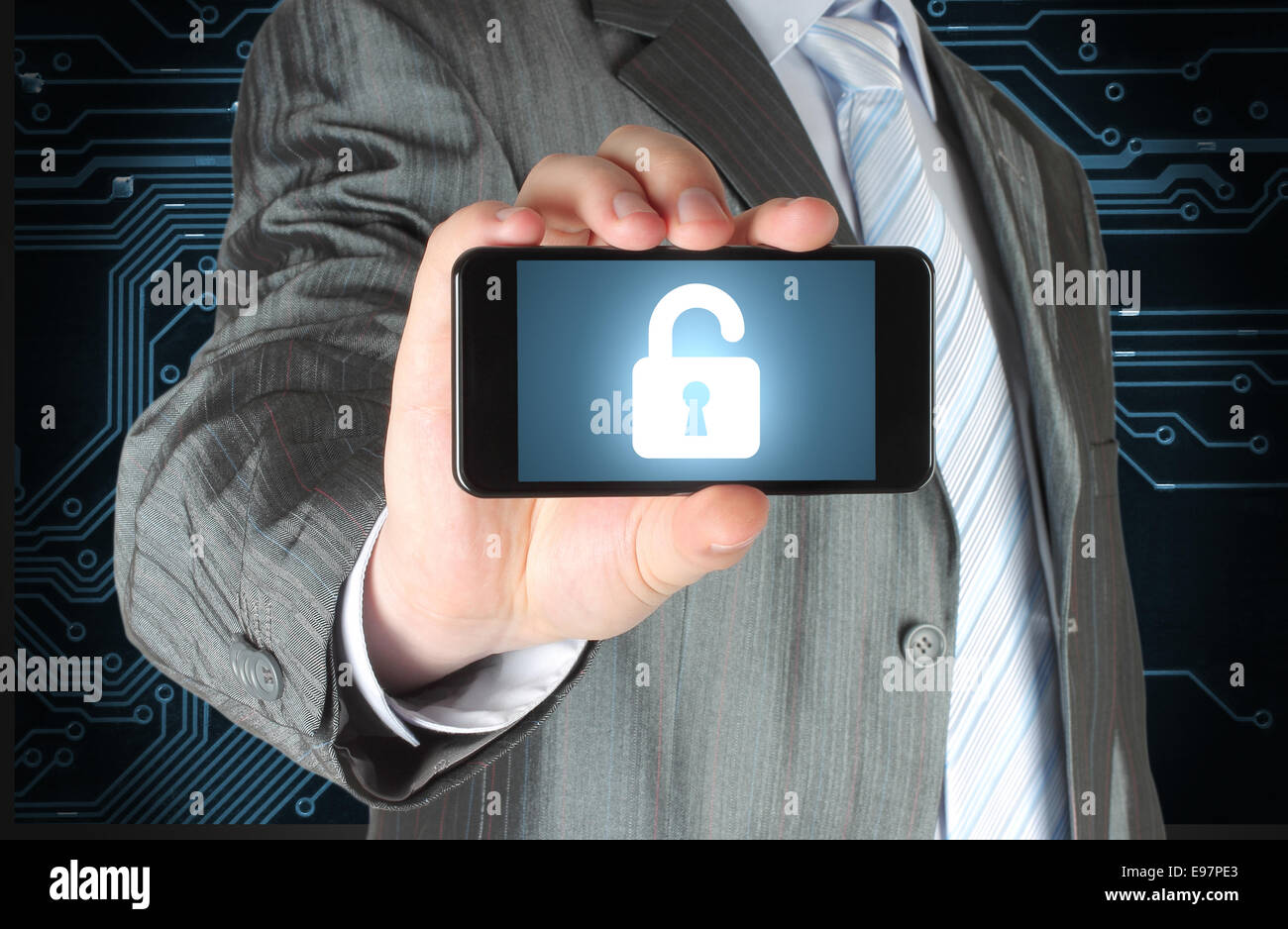 Businessman détient smart phone avec cadenas ouvert sur fond blanc, concept de sécurité Banque D'Images