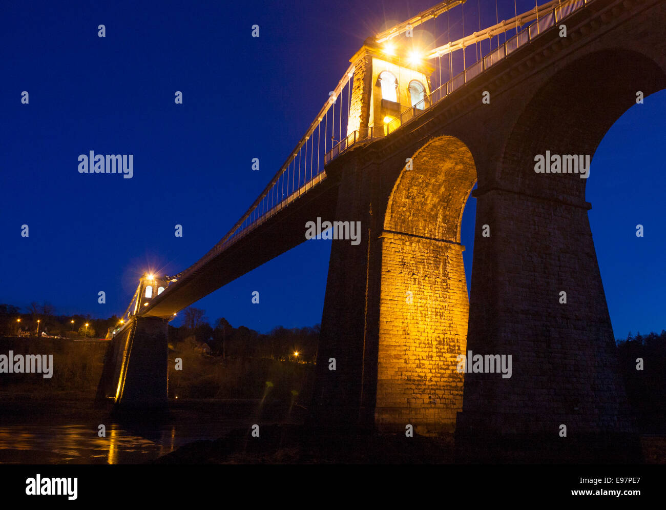 La suspension de Thomas Telford Menai Bridge at night twilight crépuscule Menai Bridge Porthaethwy Ynys Mon Anglesey au nord du Pays de Galles UK Banque D'Images