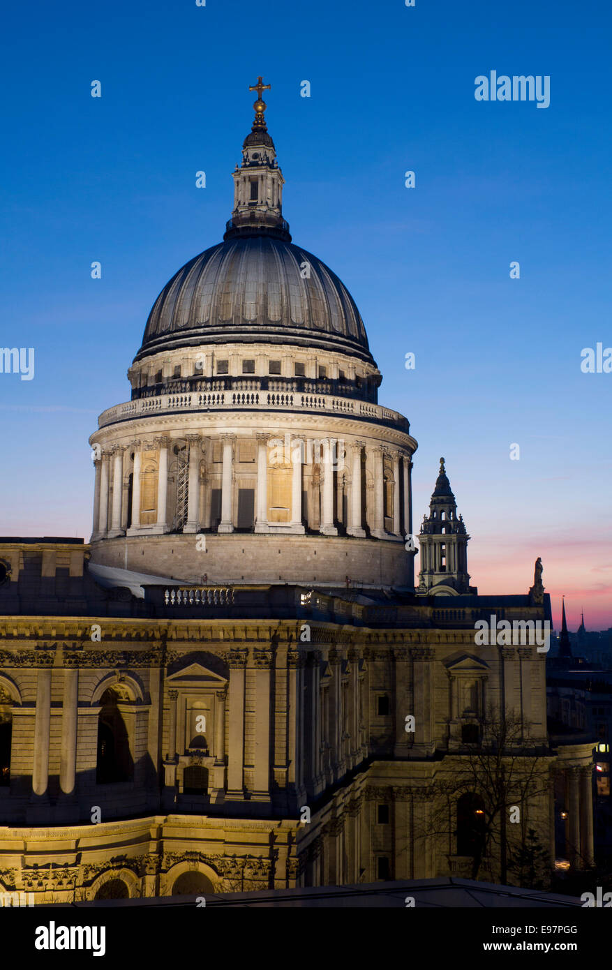 La Cathédrale St Paul à la tombée de la nuit au crépuscule d'un nouveau toit Changement Ville de London England UK Banque D'Images