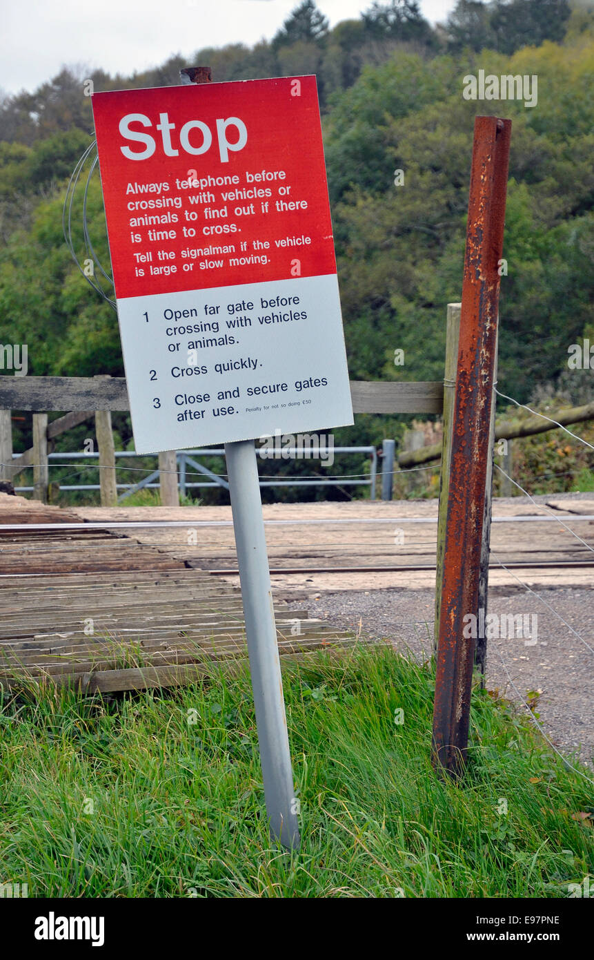 Signes d'avertissement à un passage à niveau de ferme ou d'occupation sur une seule ligne de chemin de fer en milieu rural en Angleterre. Banque D'Images
