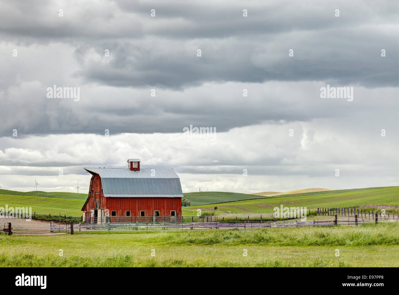 Une grange rouge et des champs de ferme vallonnés à Palouse, Washington. Banque D'Images