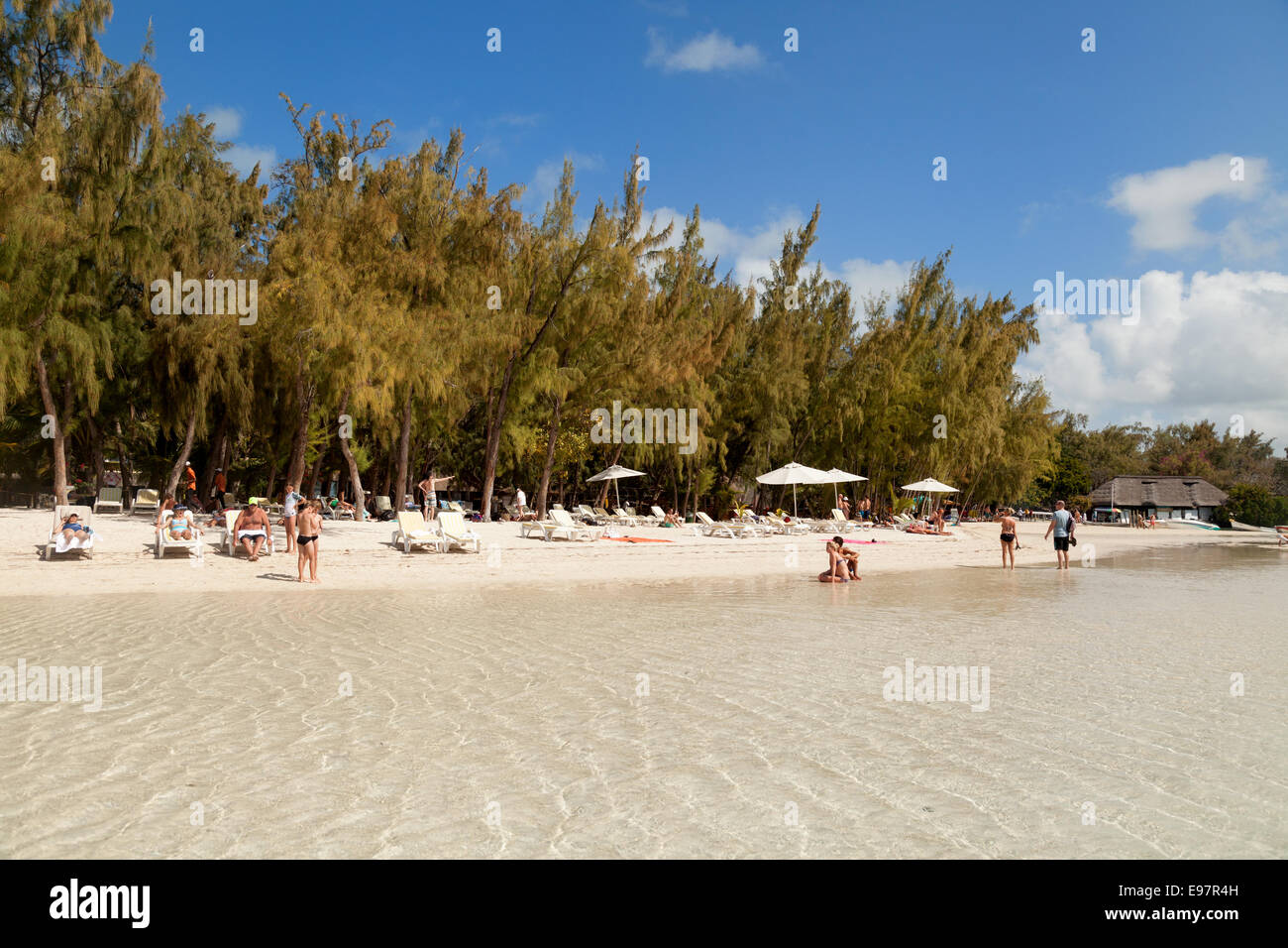Les touristes sur la plage, l'Ile aux Cerfs, sur la côte est de l'île, l'Ile Maurice Banque D'Images