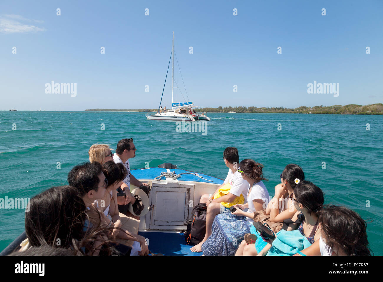 Les touristes étant prises par bateau à leur voilier pour un voyage, Ile Maurice, Afrique du Sud Banque D'Images