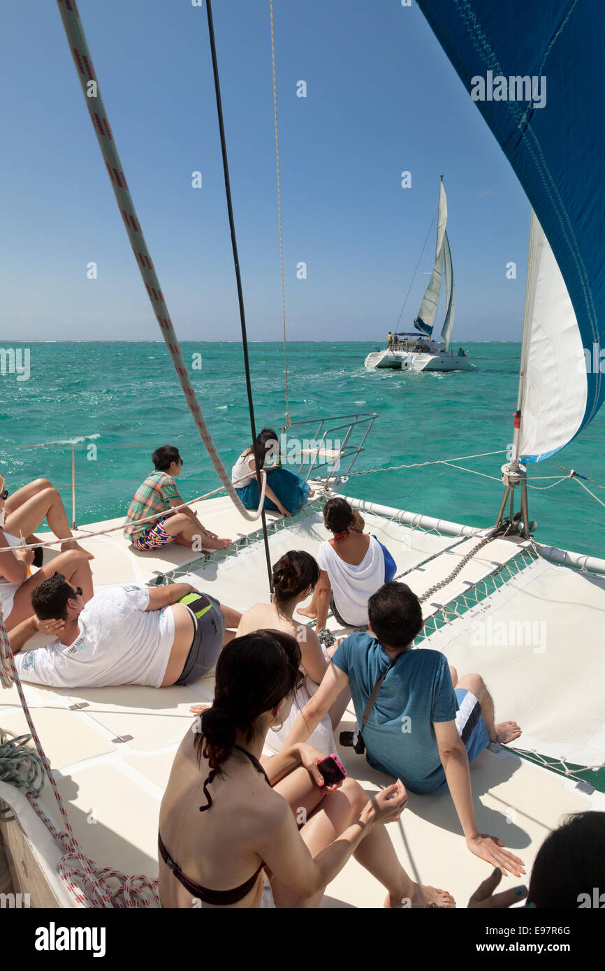 Les touristes de la voile sur un bateau sur un catamaran, Maurice, océan Indien Banque D'Images